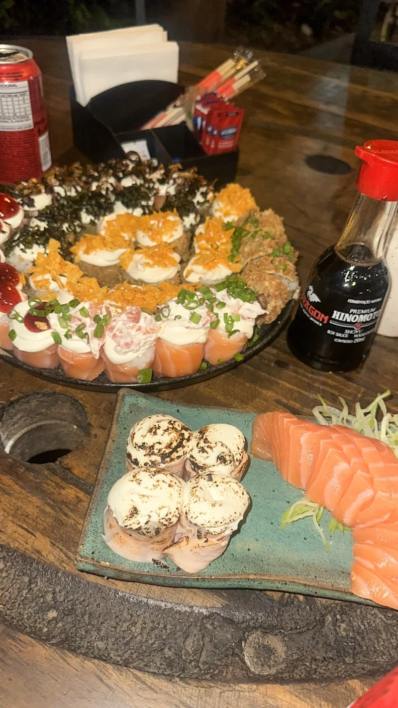 Seleção de pratos de culinária japonesa